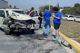 Tras el primer impacto, el conductor del vehículo afectado perdió el control y se estrelló contra la base de un puente ubicado en la colonia Loma Linda, quedando la unidad atravesada sobre la vía.