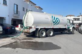 Camiones cisterna abastecieron viviendas mientras continúan las reparaciones en los equipos de bombeo.