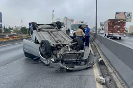 El Chevrolet Aveo volcado sobre el puente de Miguel Ramos Arizpe y Manuel Acuña.