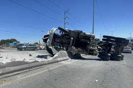 Un tráiler volcó sobre el periférico Luis Echeverría Álvarez tras no alcanzar a frenar por el tráfico detenido derivado de una manifestación.