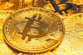 La criptomoneda más reconocida del mundo se cotiza hoy sobre los 111 mil 578 dólares, lo que representa una reducción de casi 2% frente a la jornada anterior. FOTO: