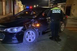 El impacto entre un Chevrolet Cavalier y una camioneta Chevrolet S10 dejó cuantiosos daños materiales y afectaciones momentáneas a la circulación en el cruce de Mariano Matamoros y Benito Juárez.