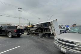 El camión quedó obstruyendo dos carriles del sentido contrario.