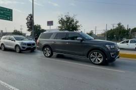 Tres vehículos quedaron detenidos sobre el carril izquierdo tras el percance en el bulevar Valdés Sánchez.