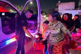 Policías municipales compartieron dulces con los niños para reforzar la proximidad comunitaria.
