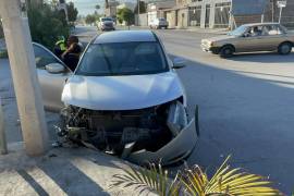 En el sitio del percance, autoridades de tránsito realizaron el levantamiento de información y el peritaje correspondiente para determinar la responsabilidad de las conductoras involucradas en el choque.