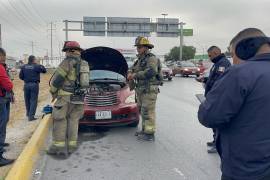 Bomberos revisaron el vehículo para descartar riesgos tras el conato de incendio.