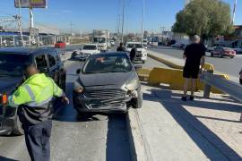 El Ford Figo subió a la banqueta tras un giro inesperado, pero afortunadamente no causó daños a otros vehículos ni a la infraestructura vial.