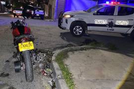 De acuerdo con los primeros reportes, el joven perdió el control del manubrio mientras descendía por una pendiente pronunciada sobre la calle José María Morelos y Pavón, lo que derivó en el aparatoso accidente.