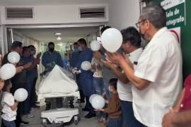 Familiares, amigos y trabajadores del hospital despidieron a la donadora con una valla de aplausos.