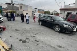 El joven motociclista salió proyectado sobre el pavimento tras el impacto y su unidad terminó estrellándose contra un poste, lo que generó la movilización de cuerpos de emergencia.