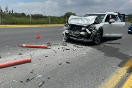 El conductor de una camioneta Mazda CX-5 chocó contra una camioneta Ford F-150 y la proyectó contra un camión del municipio.