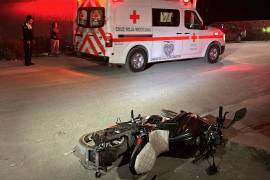 La motocicleta Italika en la que viajaban los adolescentes quedó severamente dañada tras el impacto, evidenciando la fuerza del accidente ocurrido en el cruce de las calles Miguel Ascacio Rodríguez y José María González.