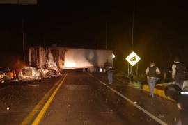 Ciudadanos que usan la vía informan que se han registrado bloqueos con vehículos incendiados, en particular a la altura del túnel El Sinaloense