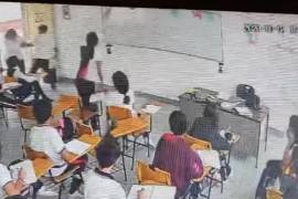 El momento en el que el adolescente atacó a su profesora, quedó registrado en video.