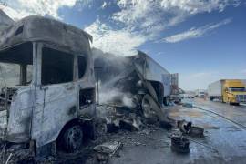 La unidad siniestrada quedó con severos daños tras el incendio, obligando al cierre parcial de la carretera.