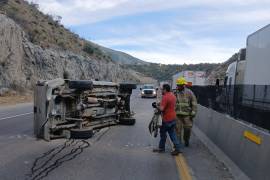 La volcadura paralizó el tramo de la carretera.