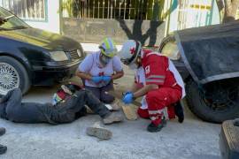 Tras una valoración médica en el lugar, los socorristas determinaron que el afectado requería ser trasladado al Hospital General para recibir atención especializada debido a las lesiones que presentaba.