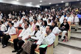 Autoridades del IMSS Coahuila encabezaron la ceremonia de graduación de 80 médicos residentes en el HGZ No. 16 de Torreón.