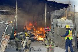 El siniestro generó alarma entre los vecinos de la colonia Nueva Imagen, quienes señalaron haber observado humo y presuntos movimientos sospechosos minutos antes de que iniciara el fuego.