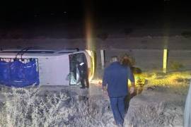 La unidad en la que viajan los lesionados quedó fuera de la carpeta asfáltica.