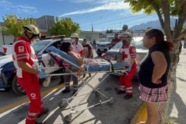 Paramédicos trasladaron en camilla a la mujer para recibir atención médica tras el incidente registrado en la colonia Buitres.