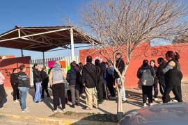 Padres de familia cerraron el acceso a la primaria Beatriz Eugenia Flores Alvarado para exigir la intervención de la Secretaría de Educación ante presuntos casos de violencia.