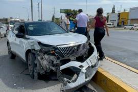 Los vehículos permanecieron sobre la vialidad mientras se realizaban las maniobras para retirarlos.