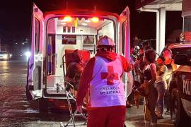 Paramédicos de la Cruz Roja trasladaron al lesionado al Hospital General, donde fue reportado como estable.