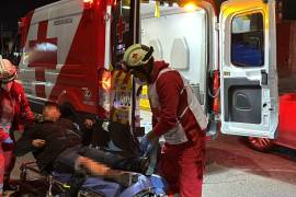 Paramédicos de la Cruz Roja trasladaron al lesionado a la clínica número 2 del IMSS.