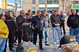 Trabajadores y extrabajadores de AHMSA mantienen expectativa ante la subasta de la empresa, al considerar que el proceso podría representar avances en la recuperación de adeudos laborales.