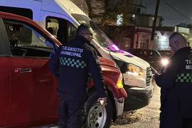 Una conductora que ignoró un alto en la colonia Virreyes provocó un choque contra un transporte de personal.