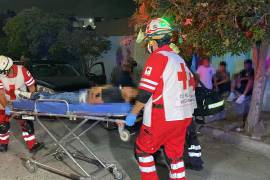Paramédicos de la Cruz Roja brindaron atención prehospitalaria al lesionado y posteriormente lo trasladaron al Hospital General debido a una probable fractura en una de sus extremidades.