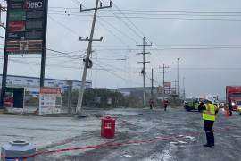 Personal de la CFE trabajando en la reparación del poste derribado por un camión en Arteaga.