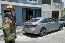 El fuego consumió una cama y causó daños en un televisor al interior de una de las habitaciones del domicilio.