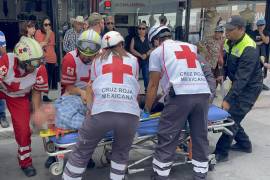 Paramédicos de la Cruz Roja auxiliaron a José antes de trasladarlo a la clínica del ISSSTE para su valoración médica.