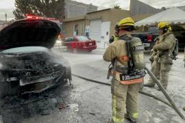 Elementos del cuerpo de Bomberos realizaron labores de enfriamiento para evitar riesgos posteriores.