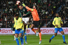 Los bolivianos aprovecharon las condiciones de su estadio, la altura y el apoyo de su gente para derrotar a Brasil y asegurar el repechaje en Sudamérica.