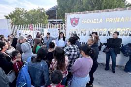 Padres de familia se manifestaron por la falta de servicios básicos en el plantel.