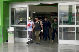 Paramédicos de la Cruz Roja atendieron al lesionado en el centro comercial.