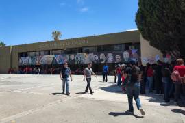 Docentes de las secciones 5, 35 y 38 entregaron un pliego de demandas laborales y de seguridad social.