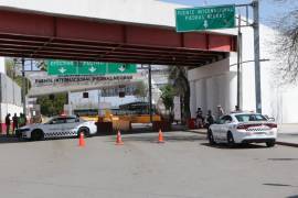 Elementos de la Guardia Nacional vigilan el acceso al Puente Internacional Número Uno en Eagle Pass.