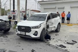 Una camioneta Chery Tiggo 7 Pro terminó contra un poste de concreto tras ser impactada por una RAM 1200.