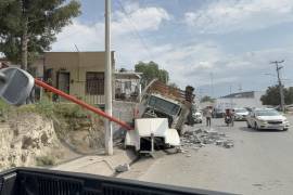 El conductor intentó dirigir el camión hacia la banqueta para evitar un accidente de mayores consecuencias.