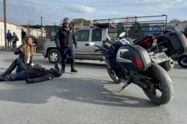 El motociclista de la Policía Municipal de Tránsito fue derribado por un taxista que realizaba una vuelta en U en Otilio González. El motociclista fue llevado al hospital para recibir atención médica.