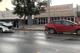 Carambola de tres automóviles detiene el tráfico en la colonia República de Saltillo