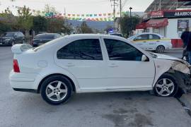 El automóvil involucrado en el incidente quedó dañado tras chocar contra un poste y golpear a la mujer.