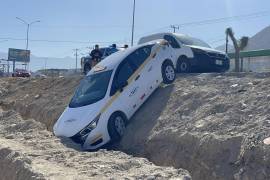 El vehículo quedó en diagonal hacia el pavimento luego de caer en una obra en proceso.