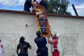 Elementos de rescate utilizaron una canastilla para bajar al hombre lesionado.
