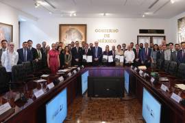 Sheinbaum renovó por seis meses el acuerdo con gasolineros para contener precios: gasolina regular debajo de $24 y diésel menor a $27 por litro.